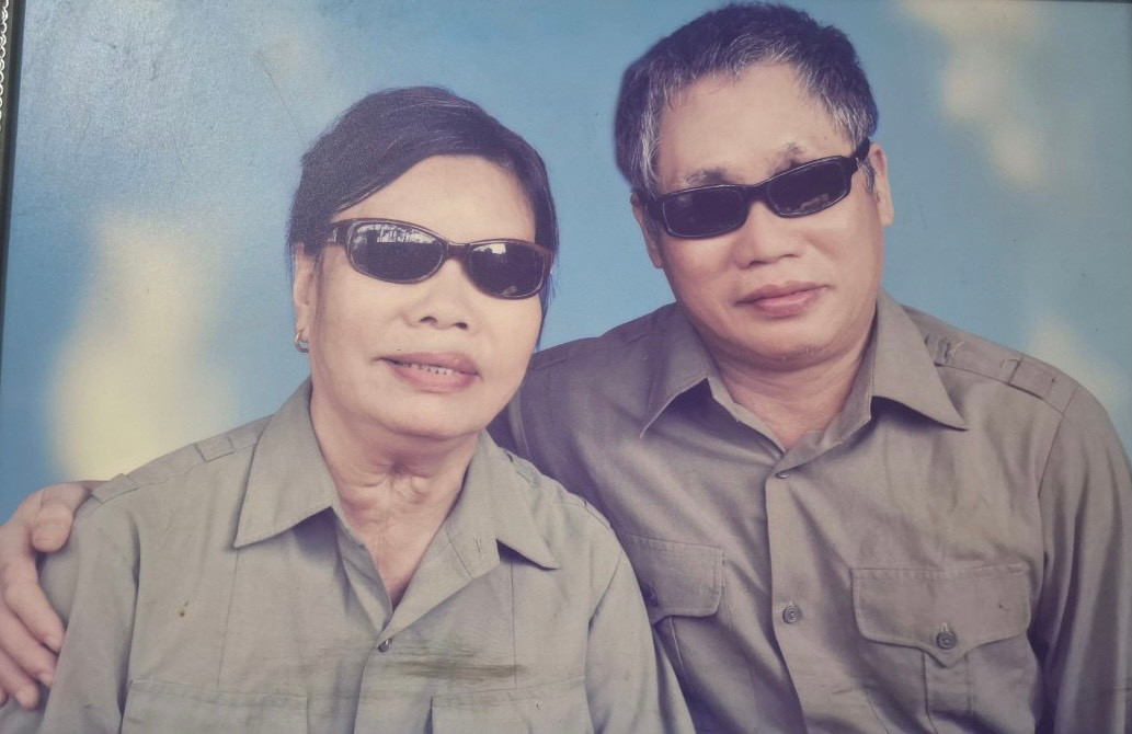 Ông Đào Xuân Tình và bà Cao Thị Hải cưới, sống với nhau hơn 40 năm, song chưa bao giờ thấy người bạn đời bằng xương, bằng thịt