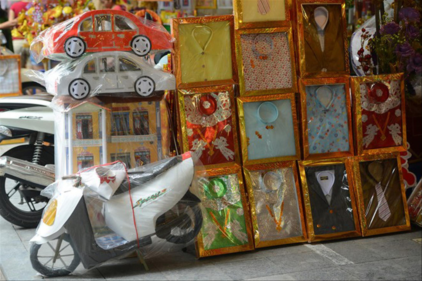 Thị trường đồ vàng mã đa dạng, nhiều mẫu mã, kiểu dáng độc lạ Thị trường đồ vàng mã đa dạng, nhiều mẫu mã, kiểu dáng độc lạ