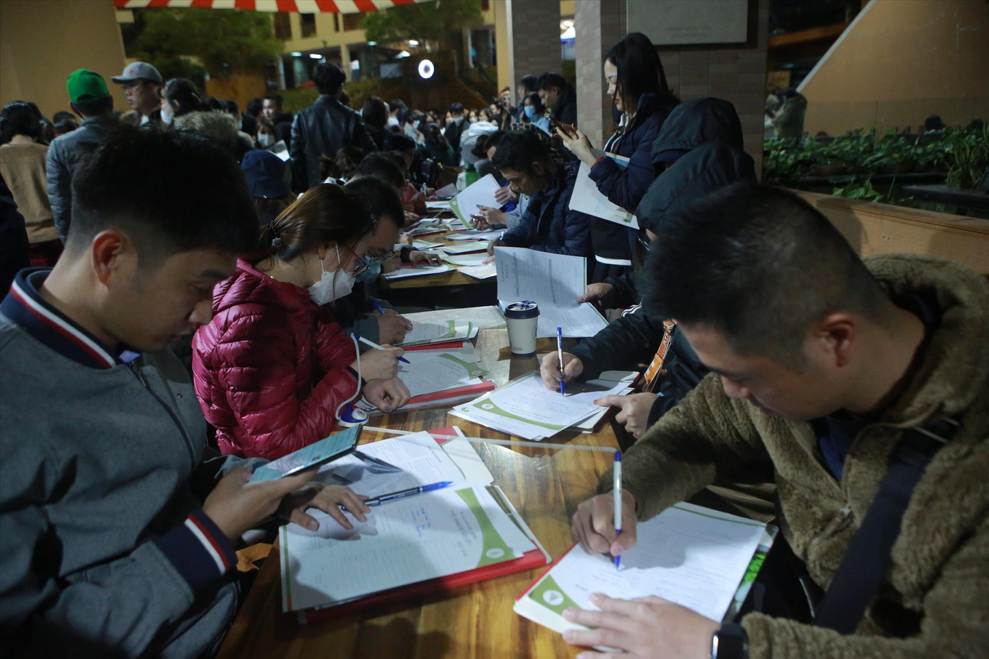 Phụ huynh trắng đêm xếp hàng mua hồ sơ tuyển sinh lớp 1 tại Trường Marie Curie Hà Nội tối 24/2ảnh: Trọng Tài