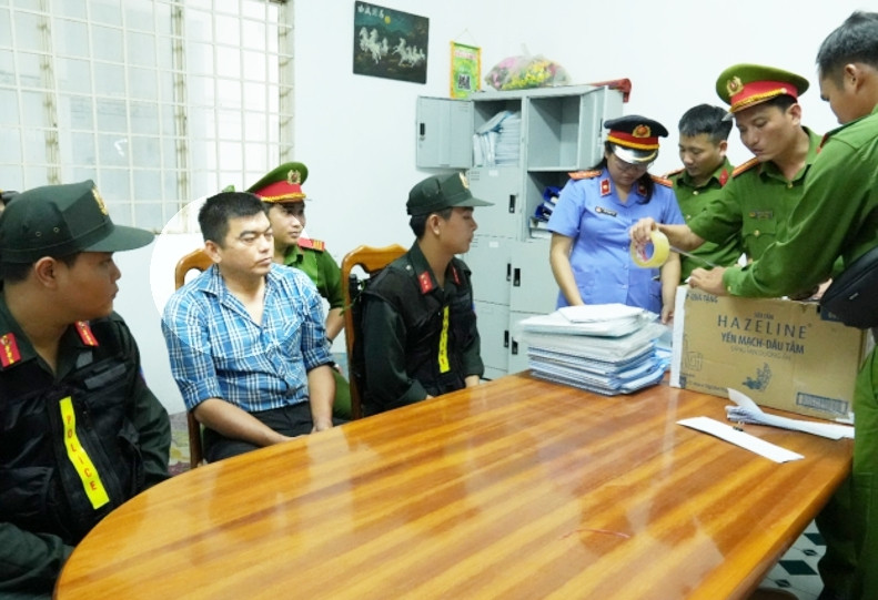 Cơ quan Cảnh sát điều tra khám xét nơi làm việc của bị can Ngô Minh Khang