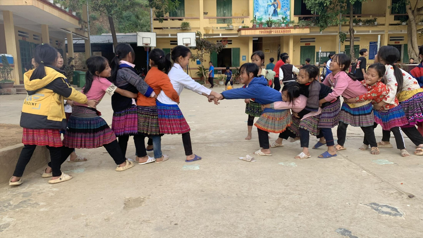 Học sinh Trường phổ thông dân tộc bán trú Tiểu học và THCS Mồ Dề, huyện Mù Cang Chải, Yên Bái trong giờ ra chơi Ảnh: Nghiêm Huê