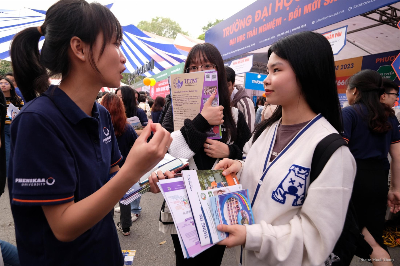 Thí sinh tham gia ngày hội tư vấn tuyển sinh 2023 Ảnh: Mạnh Thắng