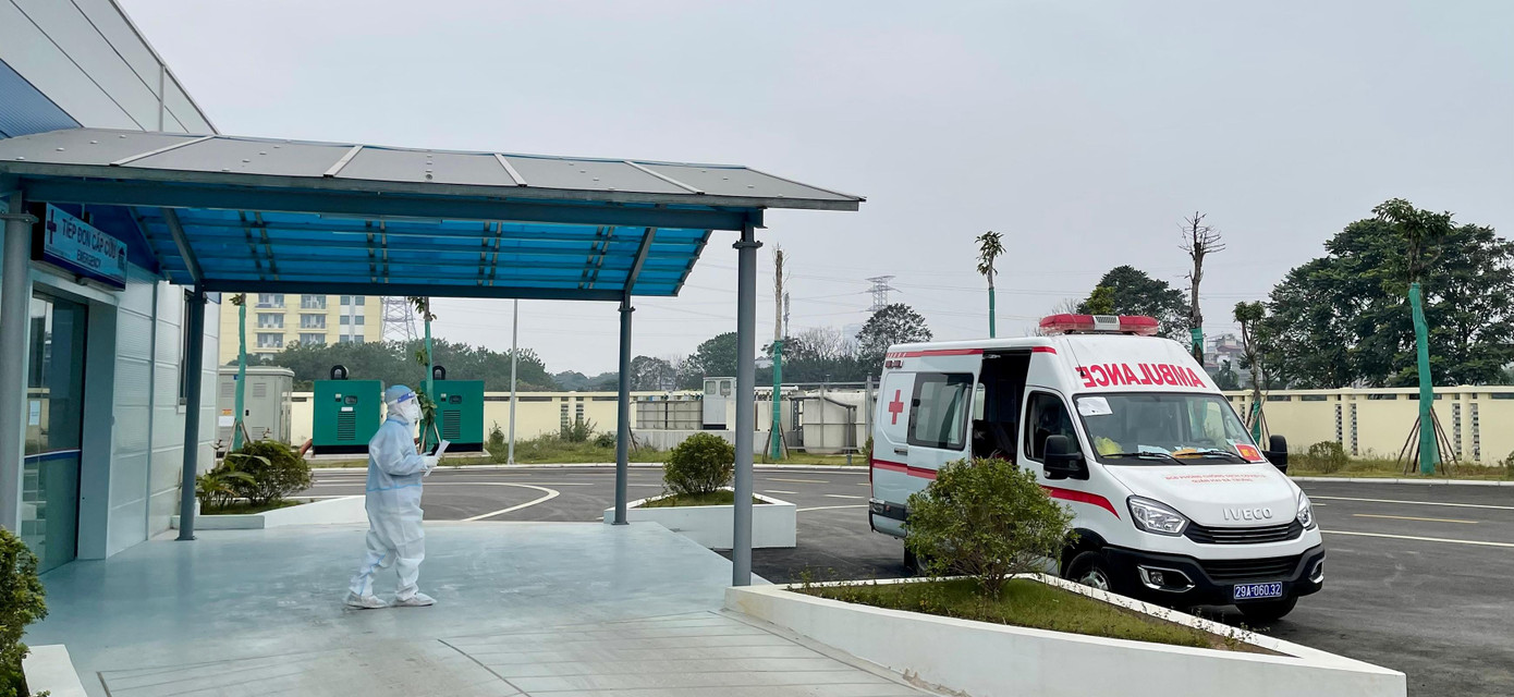 Xe vận chuyển F0 nhập BV Điều trị người bệnh COVID-19 Ảnh: thái hà