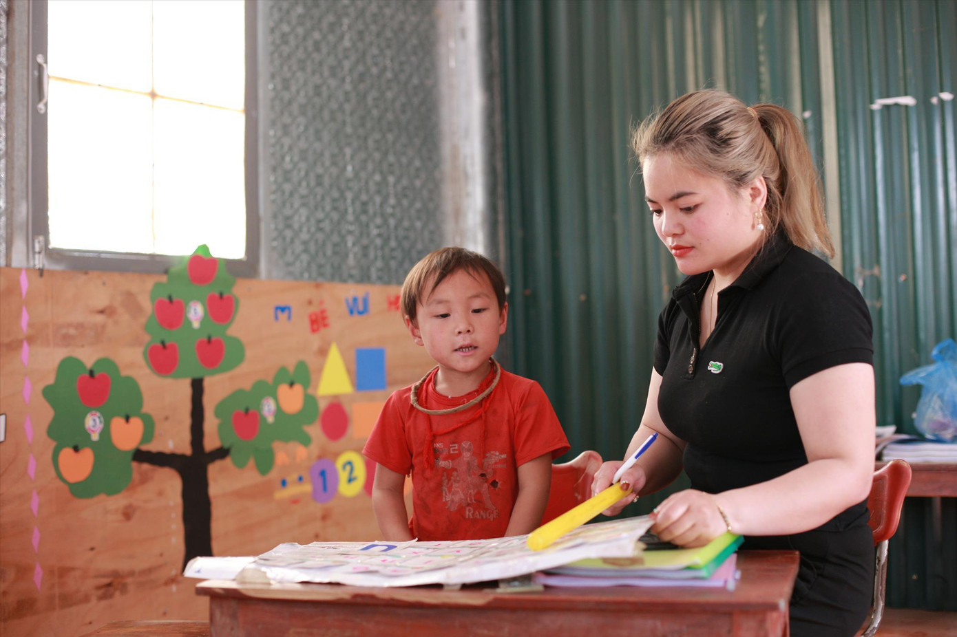 Cô giáo Hà Thị Xuyến hướng dẫn học trò tập đọc Ảnh: Đức Văn