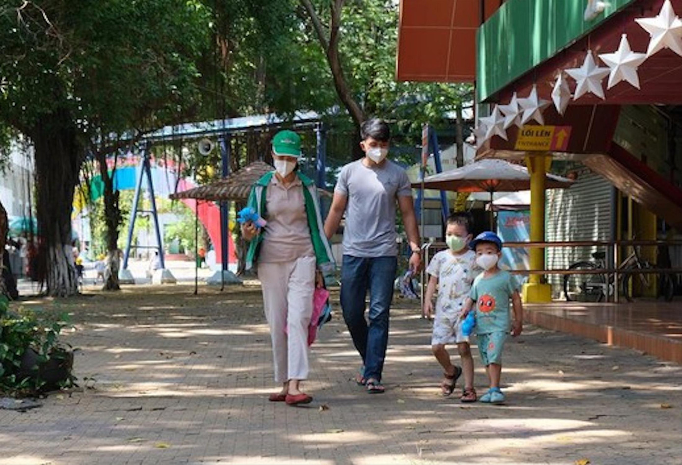 Khách đi dạo trong công viên Đầm Sen Khách đi dạo trong công viên Đầm Sen