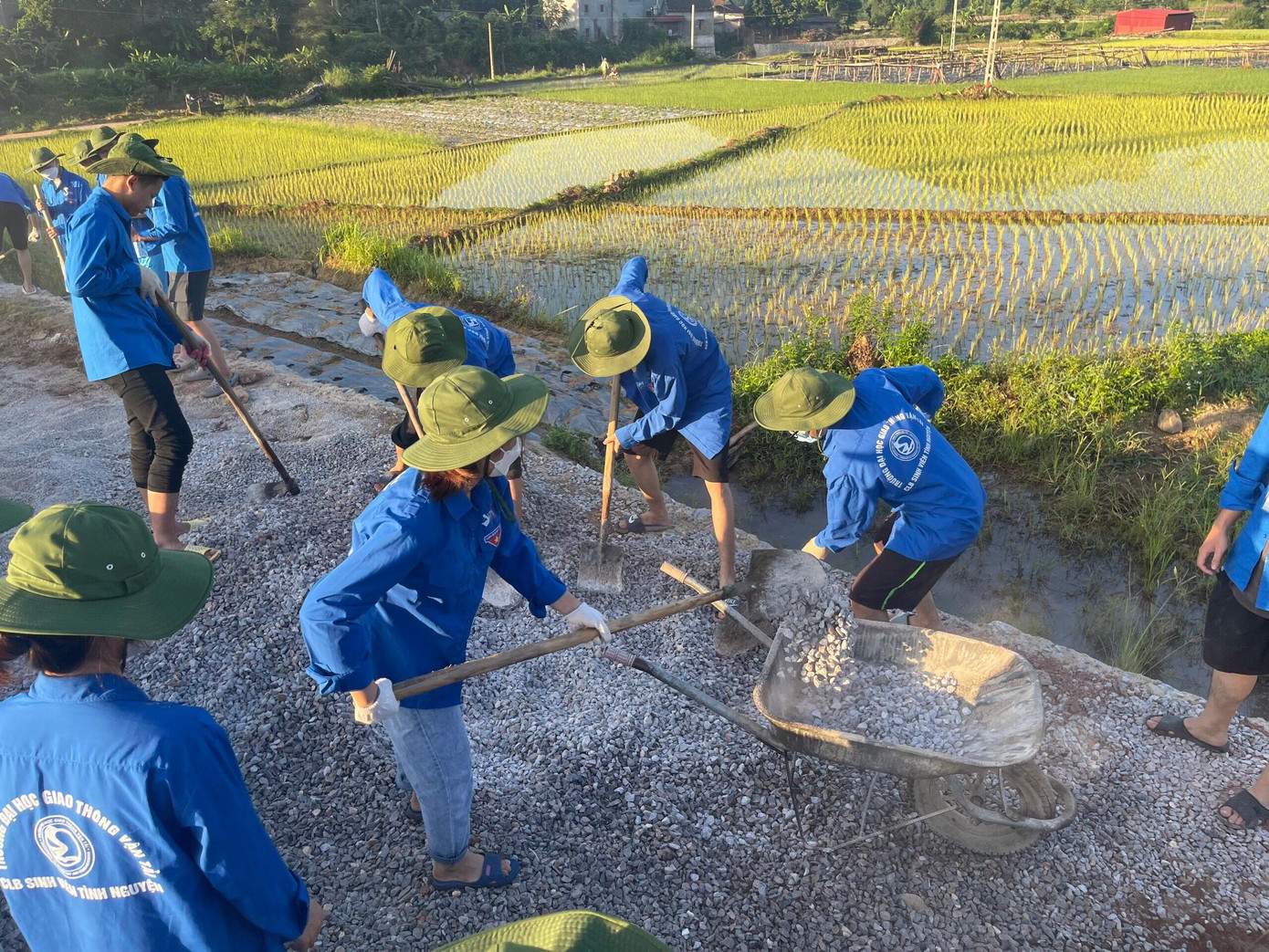 Các sinh viên tình nguyện trên mảnh đất Chi Lăng lịch sử Ảnh: Duy Chiến Các sinh viên tình nguyện trên mảnh đất Chi Lăng lịch sử Ảnh: Duy Chiến
