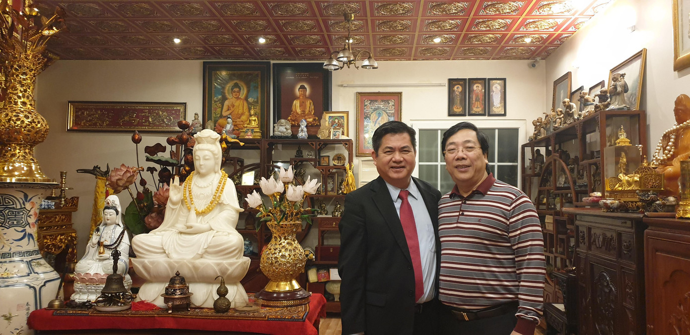 Hoàng Duy Hùng tại nhà riêng nguyên Thứ trưởng Bộ Ngoại giao Nguyễn Thanh Sơn và hai người kết nghĩa anh em