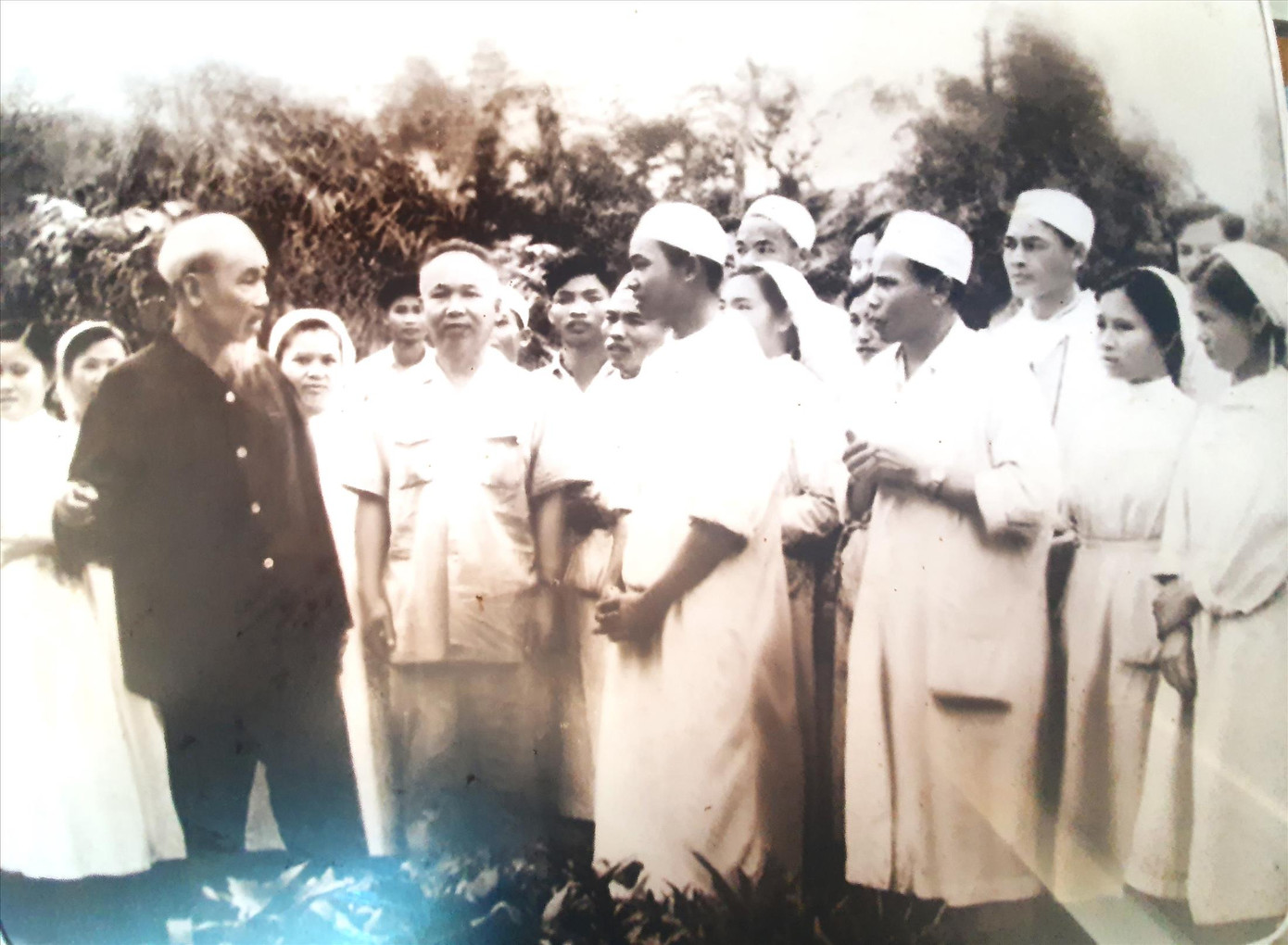 Chủ tịch Hồ Chí Minh và Bộ trưởng Y tế Phạm Ngọc Thạch thăm Bệnh xá Vân Đình ngày 20/4/1963. Trong ảnh Bí thư Chi đoàn Bệnh xá Nguyễn Hữu Kim đang hứa với Bác