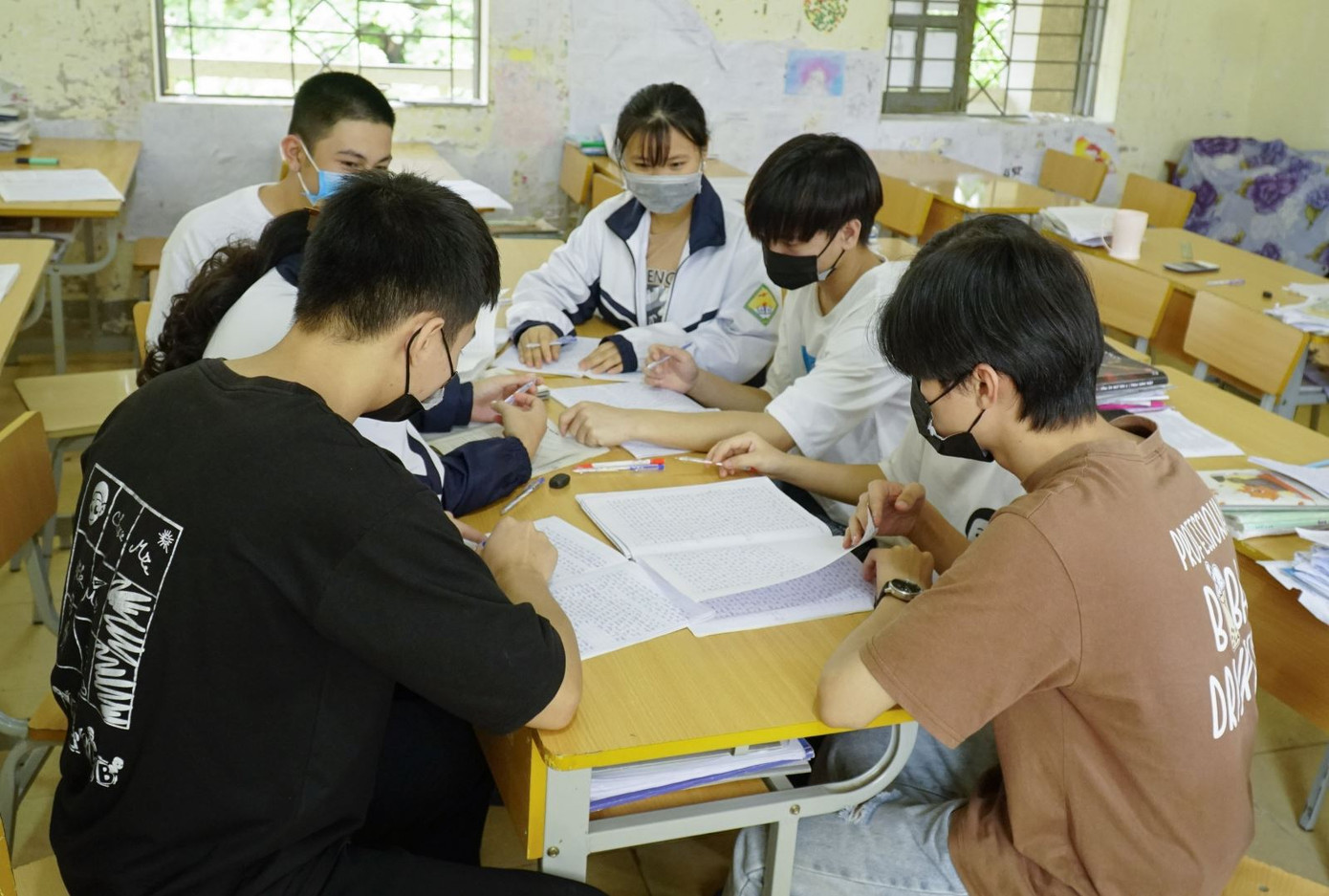 Các em học sinh cần được chăm sóc sức khỏe tâm lý khi các kỳ thi đến gần. Ảnh M.H