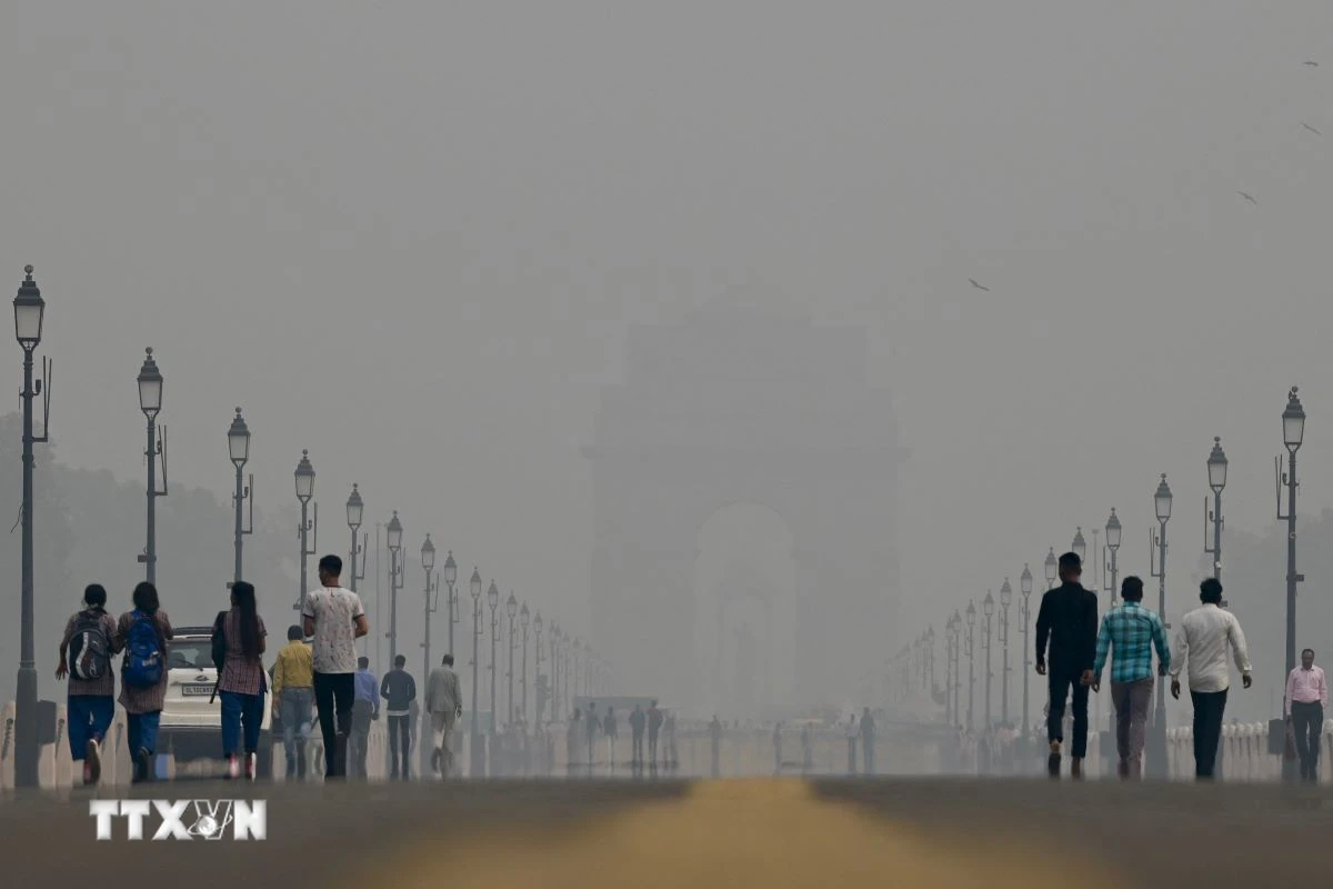Khói mù ô nhiễm bao phủ dày đặc tại New Delhi, Ấn ĐộẢnh: AFP/TTXVN