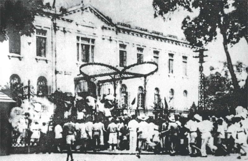 Nhân dân thủ đô giành chính quyền tại Bắc Bộ phủ ngày 19/8/1945 (Ảnh: Tư liệu)