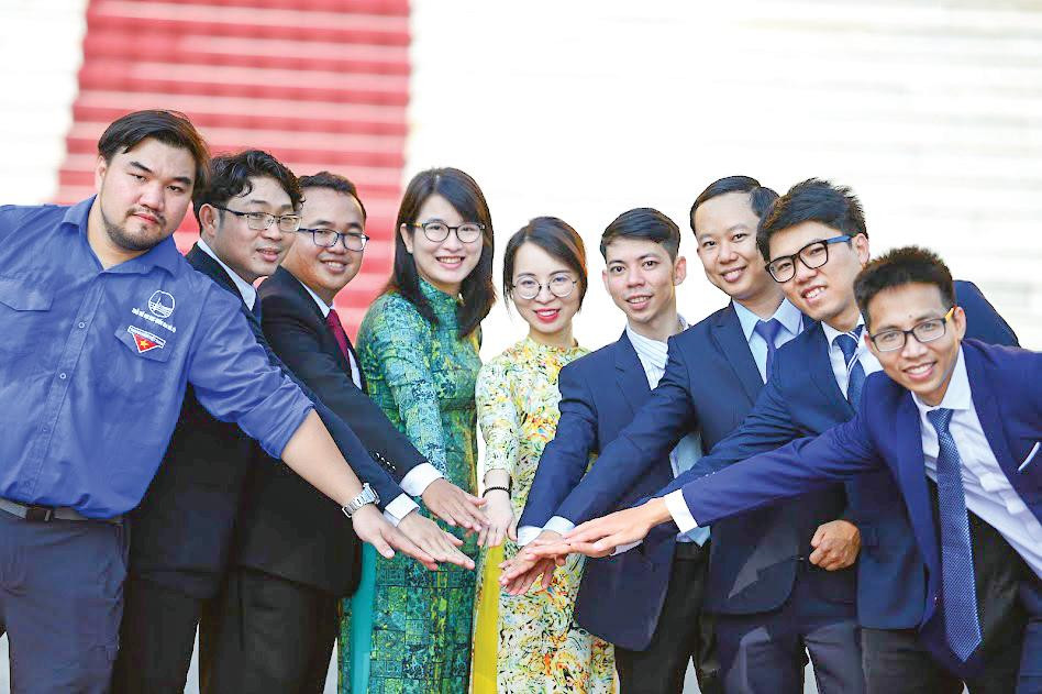 Các tài năng trẻ nhận Giải thưởng QCV năm 2022. Ảnh: Dương Triều