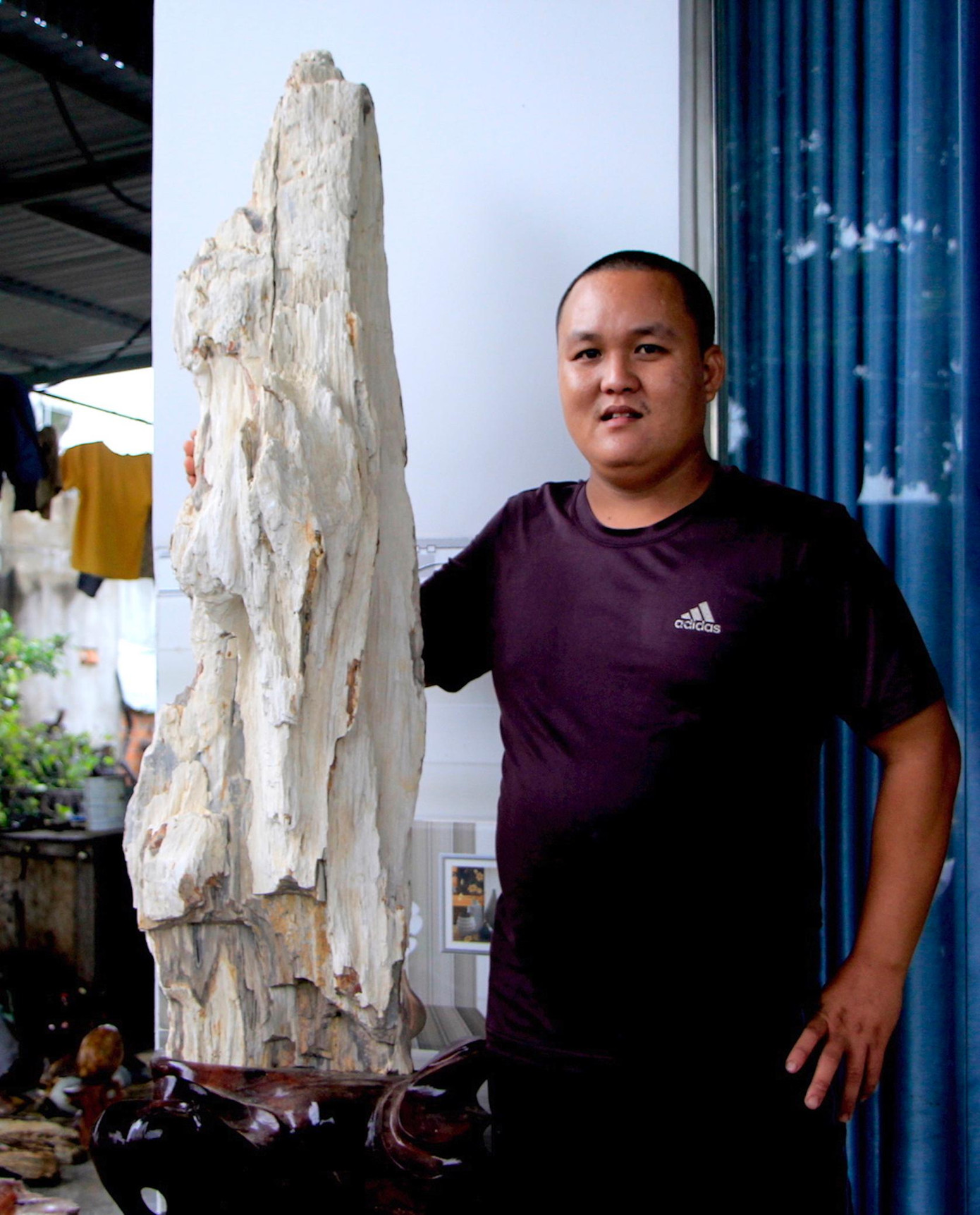 Anh Đỗ Văn Ngọc bên những viên gỗ hoá thạch