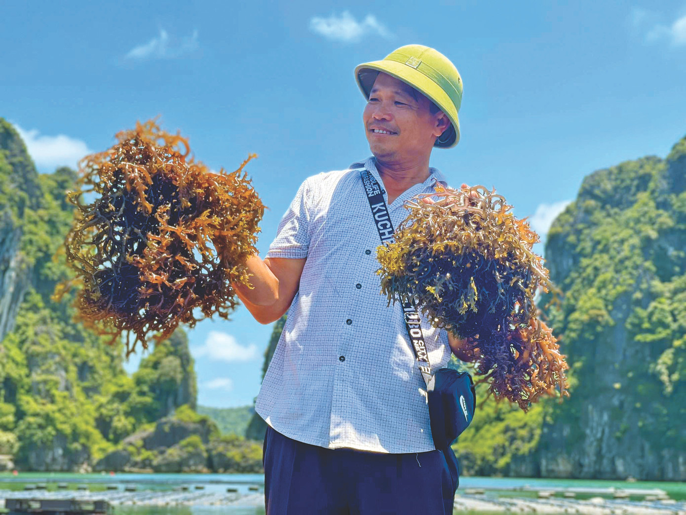 “Vua rong” Nguyễn Sỹ Bính cùng thành phẩm của mình. Ảnh: Hoàng Dương