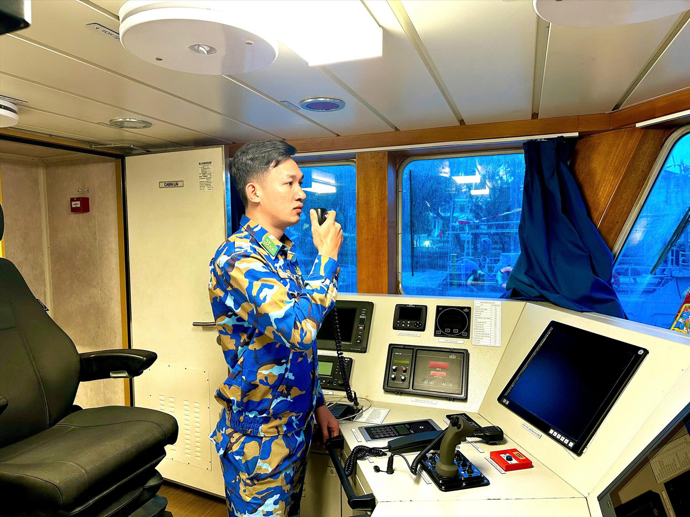 Trung úy Phạm Văn Phúc - Phó Thuyền trưởng Tàu BP 48.01.06 thuộc Hải đội 1, Hải đoàn Biên phòng 48 thực hiện nhiệm vụ canh trực Tết tại tàu Trung úy Phạm Văn Phúc - Phó Thuyền trưởng Tàu BP 48.01.06 thuộc Hải đội 1, Hải đoàn Biên phòng 48 thực hiện nhiệm vụ canh trực Tết tại tàu