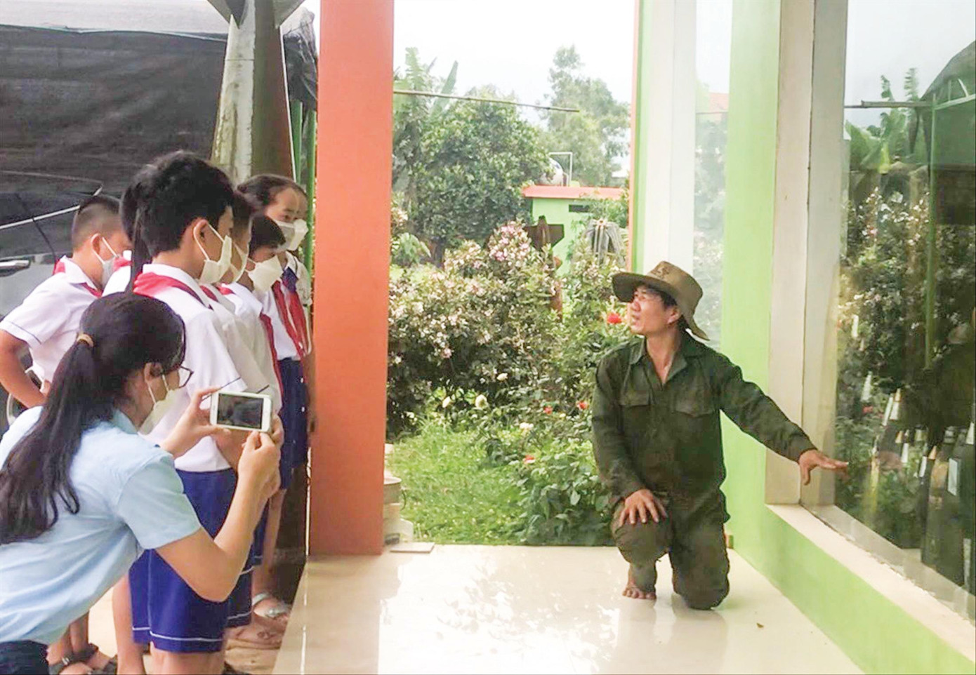 Anh Quận chỉn chu trong bộ quân phục mỗi khi giới thiệu ý nghĩa khu vườn cho các em học sinh Anh Quận chỉn chu trong bộ quân phục mỗi khi giới thiệu ý nghĩa khu vườn cho các em học sinh