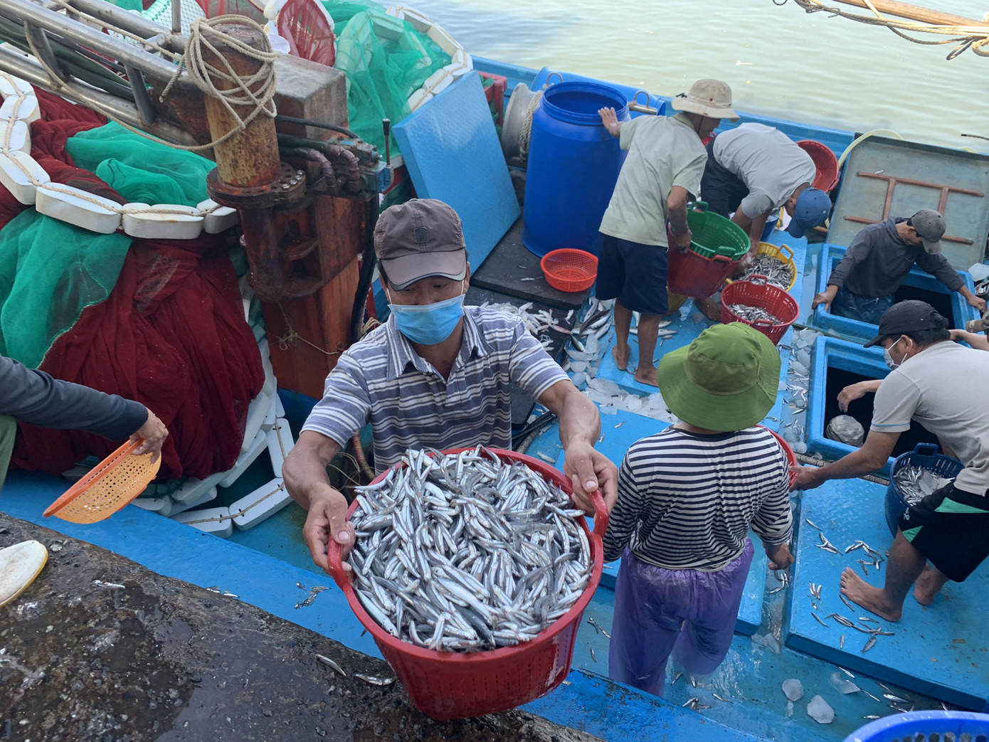 Ngư dân Quảng Ngãi gặp khó vì giá dầu phi mã - ảnh Nguyễn Ngọc