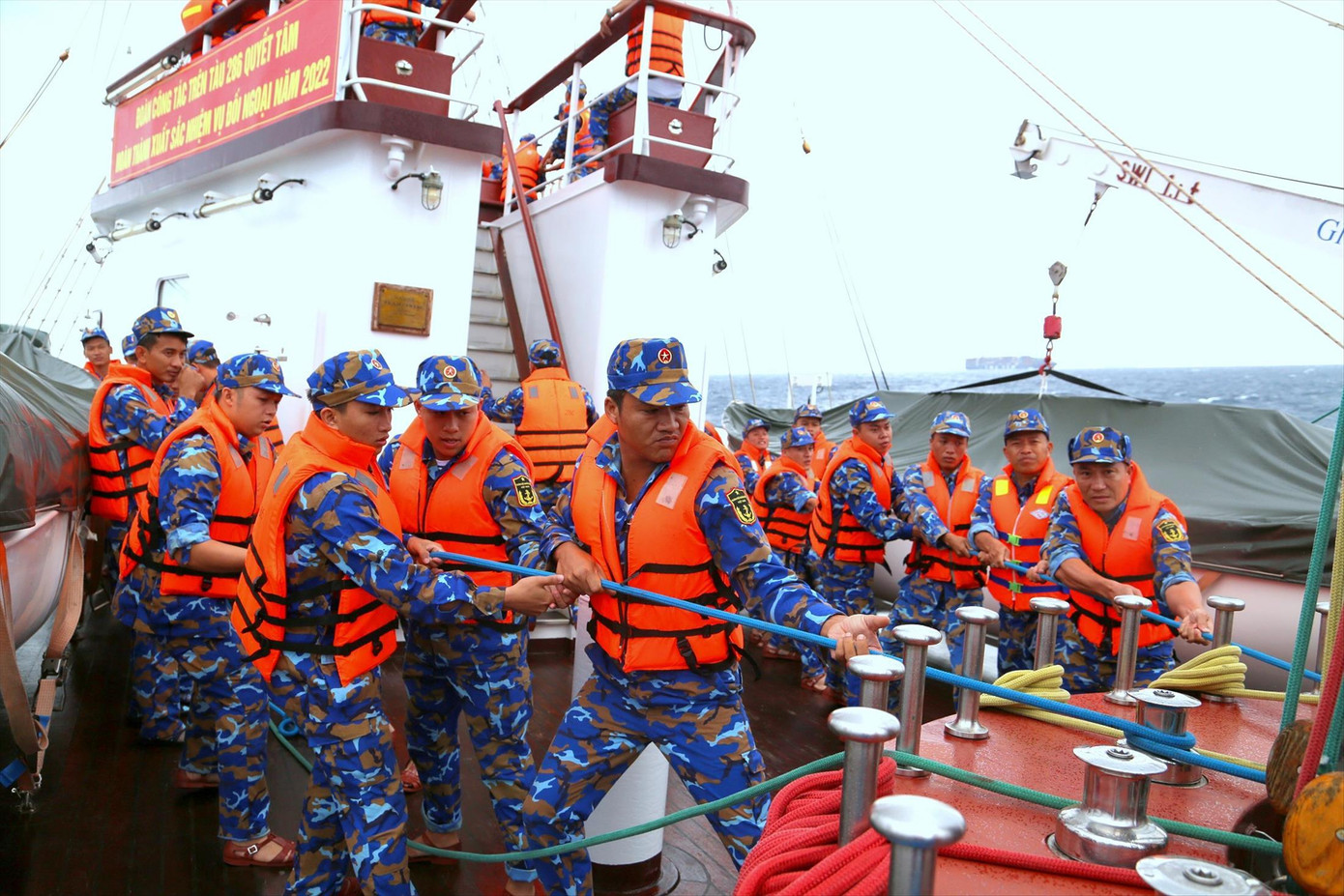 Cán bộ, ĐVTN Học viện thực hành huấn luyện thao tác đi buồm trên tàu Lê Quý Đôn Cán bộ, ĐVTN Học viện thực hành huấn luyện thao tác đi buồm trên tàu Lê Quý Đôn