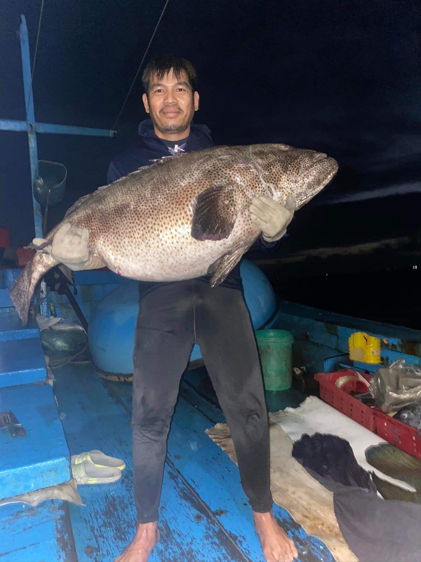 Ngư dân bắt được cá lớn ở ngư trường Hoàng Sa Ảnh. Ngư dân chụp