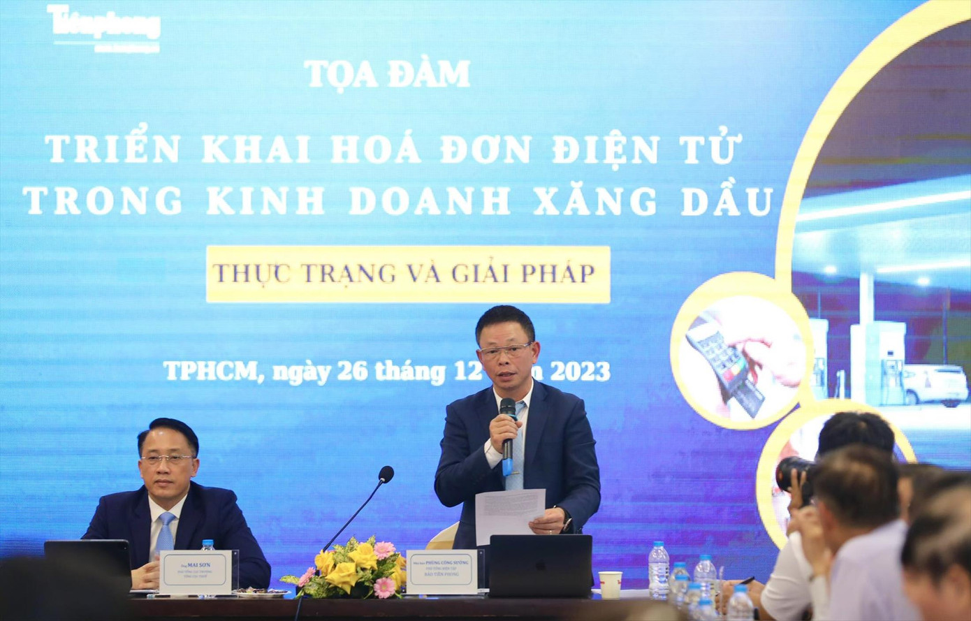 Nhà báo Phùng Công Sưởng, Phó Tổng biên tập báo Tiền Phong phát biểu mở đầu toạ đàm Ảnh: DUY ANH Nhà báo Phùng Công Sưởng, Phó Tổng biên tập báo Tiền Phong phát biểu mở đầu toạ đàm Ảnh: DUY ANH