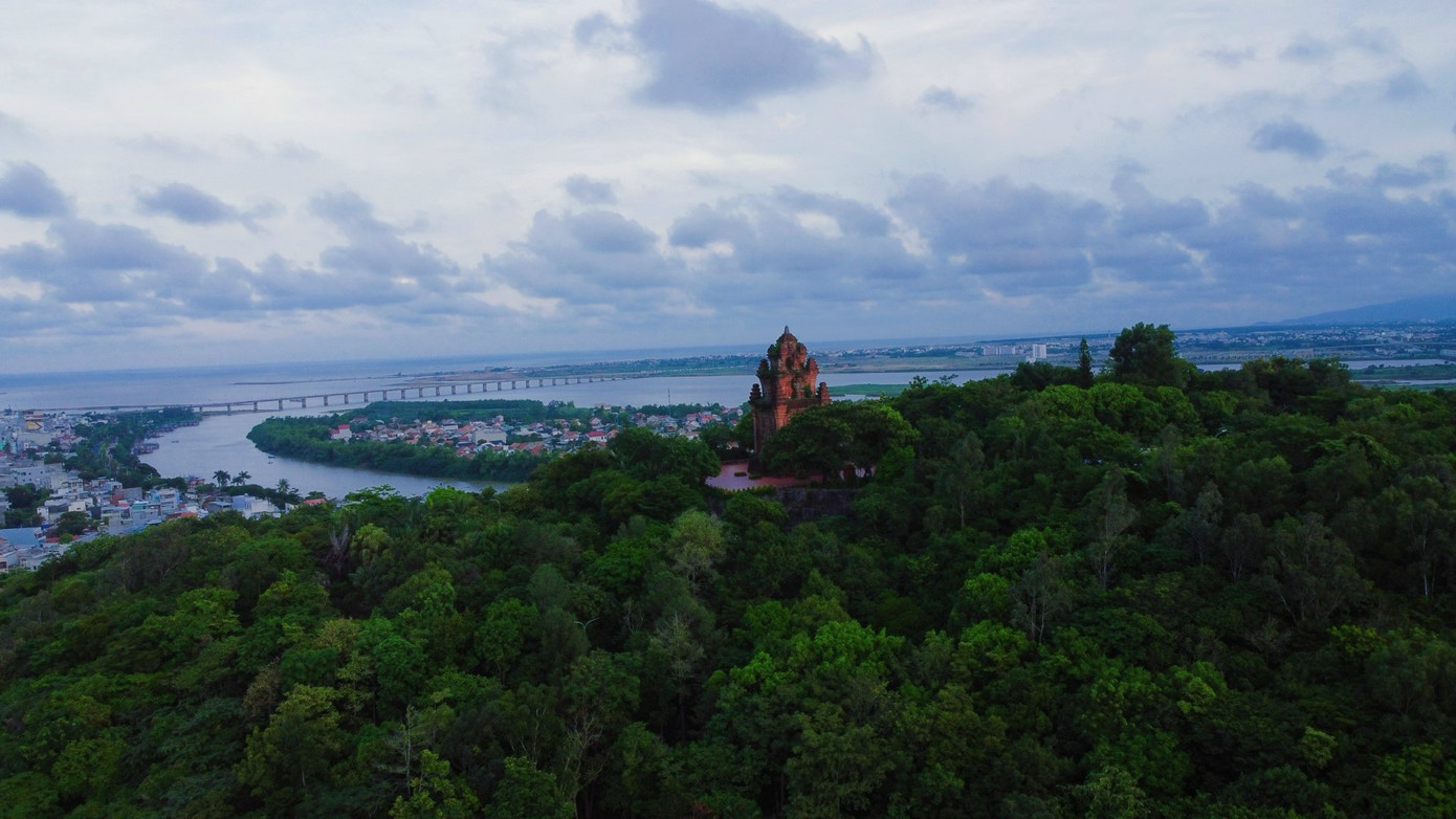 Tháp Nhạn có vị trí đắc địa để bao quan khung cảnh Tuy Hòa. Ảnh: Như Ý Tháp Nhạn có vị trí đắc địa để bao quan khung cảnh Tuy Hòa. Ảnh: Như Ý
