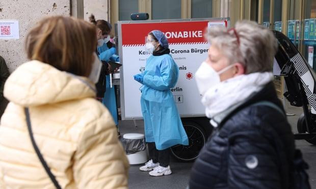 Người qua đường đợi để được xét nghiệm Người qua đường đợi để được xét nghiệm