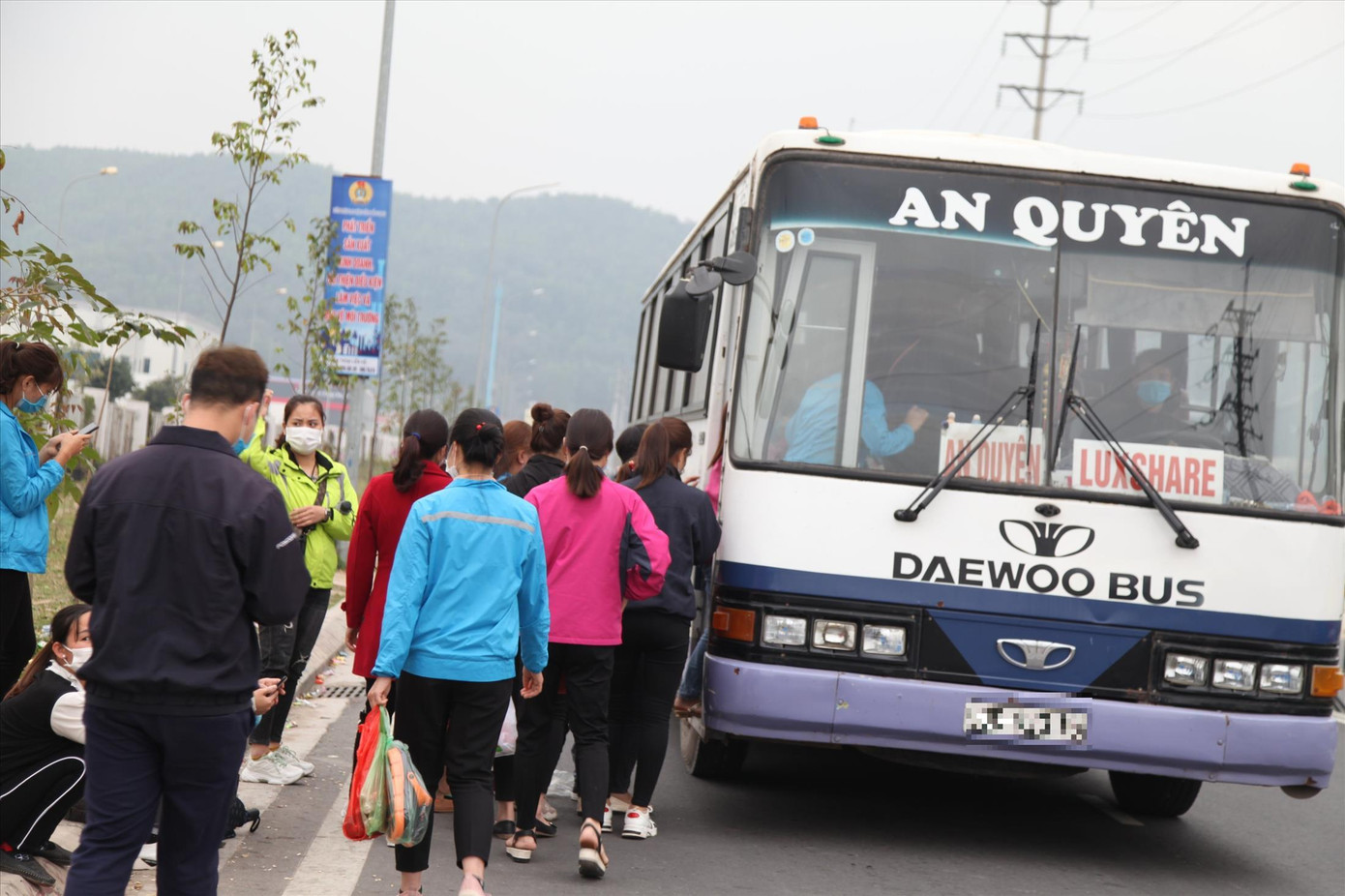 Xe chở công nhân là một trong những mối lo ở đợt dịch này