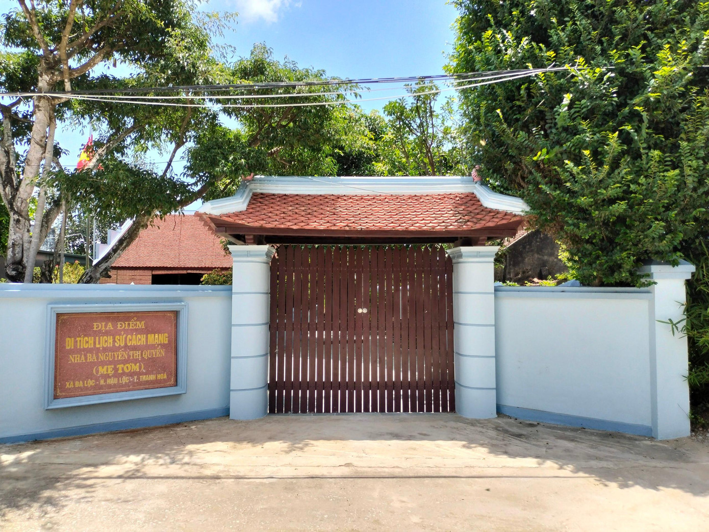 Biển công nhận khu di tích nhà mẹ Tơm Biển công nhận khu di tích nhà mẹ Tơm