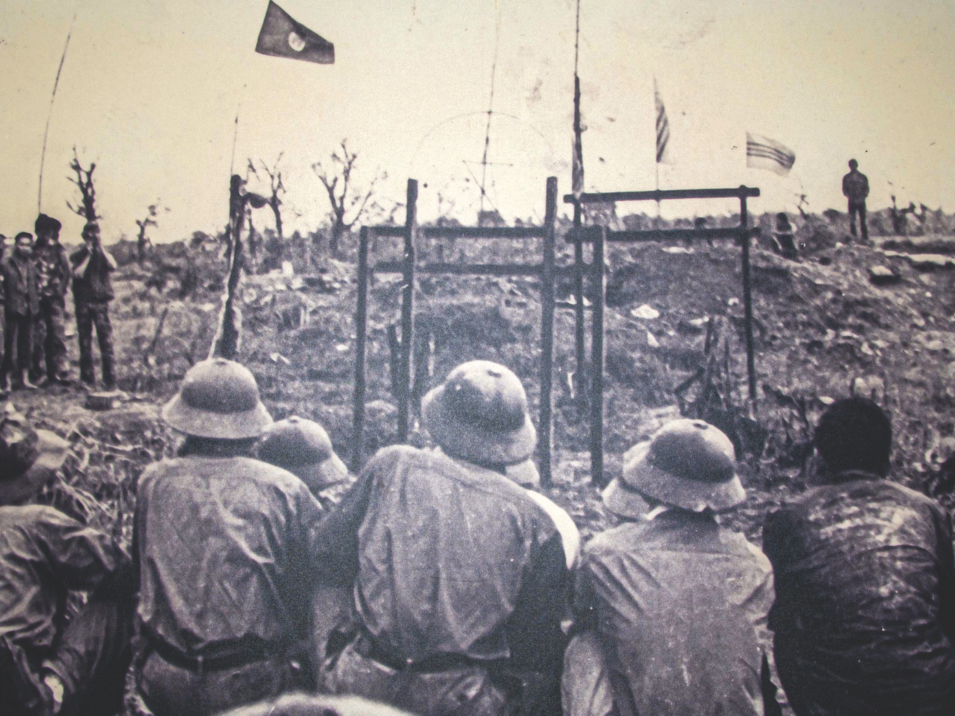 Một buổi văn nghệ vào năm 1973 nhằm kêu gọi hòa hợp dân tộc của lính hai bên chiến tuyến tại thôn An Lộng, xã Triệu Hòa, huyện Triệu Ái, Quảng Trị. Ảnh: Tư liệu bảo tàng Quảng Trị