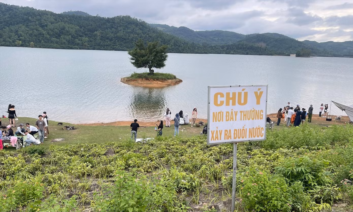 Biển cảnh báo được đặt tại “đảo cô đơn” Phú Ninh Ảnh: Bách Viên