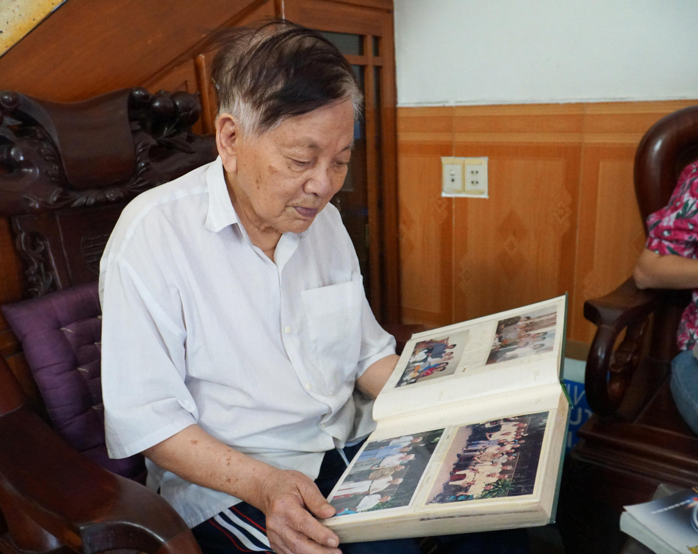 Đại tá Võ Văn Minh luôn nâng niu, trân quý những kỉ vật của người đồng đội cũ Ảnh: Giang Thanh