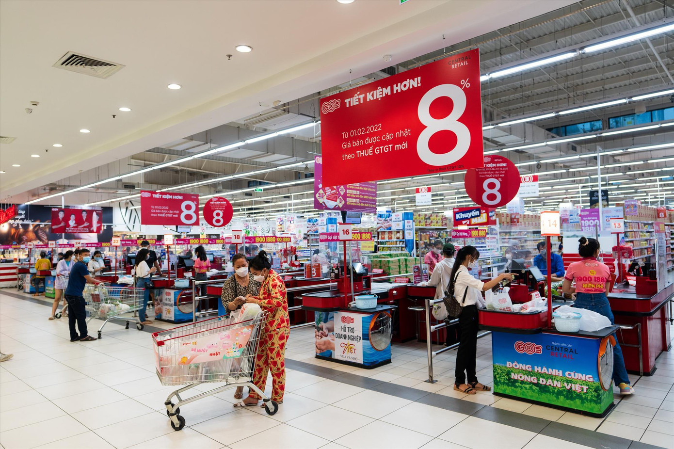 Nhiều doanh nghiệp niêm yết rõ việc giảm thuế từng sản phẩm để khách hàng dễ lựa chọn