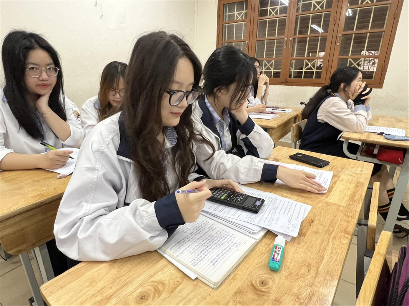 Học sinh lớp 12 Trường THPT Kim Liên (Hà Nội) trong một giờ học Học sinh lớp 12 Trường THPT Kim Liên (Hà Nội) trong một giờ học