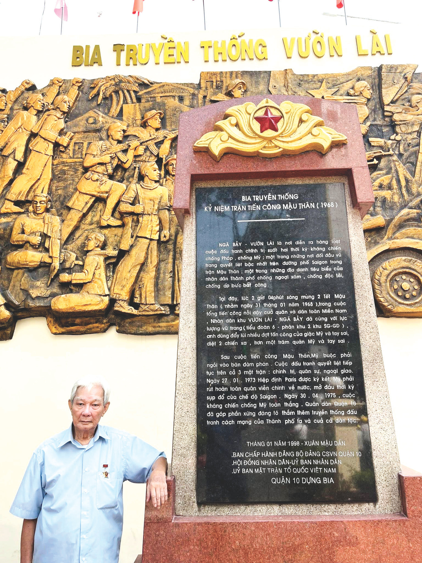 Ông Năm Trọng bên bia tưởng niệm Vườn Lài