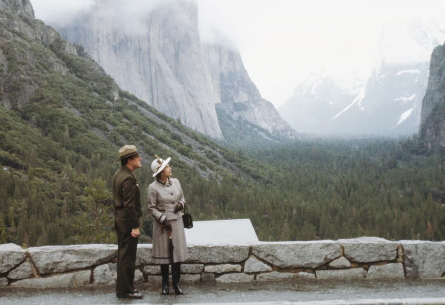 Nữ hoàng Anh Elizabeth II đến thăm Công viên Quốc gia Yosemite trong chuyến thăm chính thức tới Mỹ năm 1983. Ảnh: Getty Images Nữ hoàng Anh Elizabeth II đến thăm Công viên Quốc gia Yosemite trong chuyến thăm chính thức tới Mỹ năm 1983. Ảnh: Getty Images
