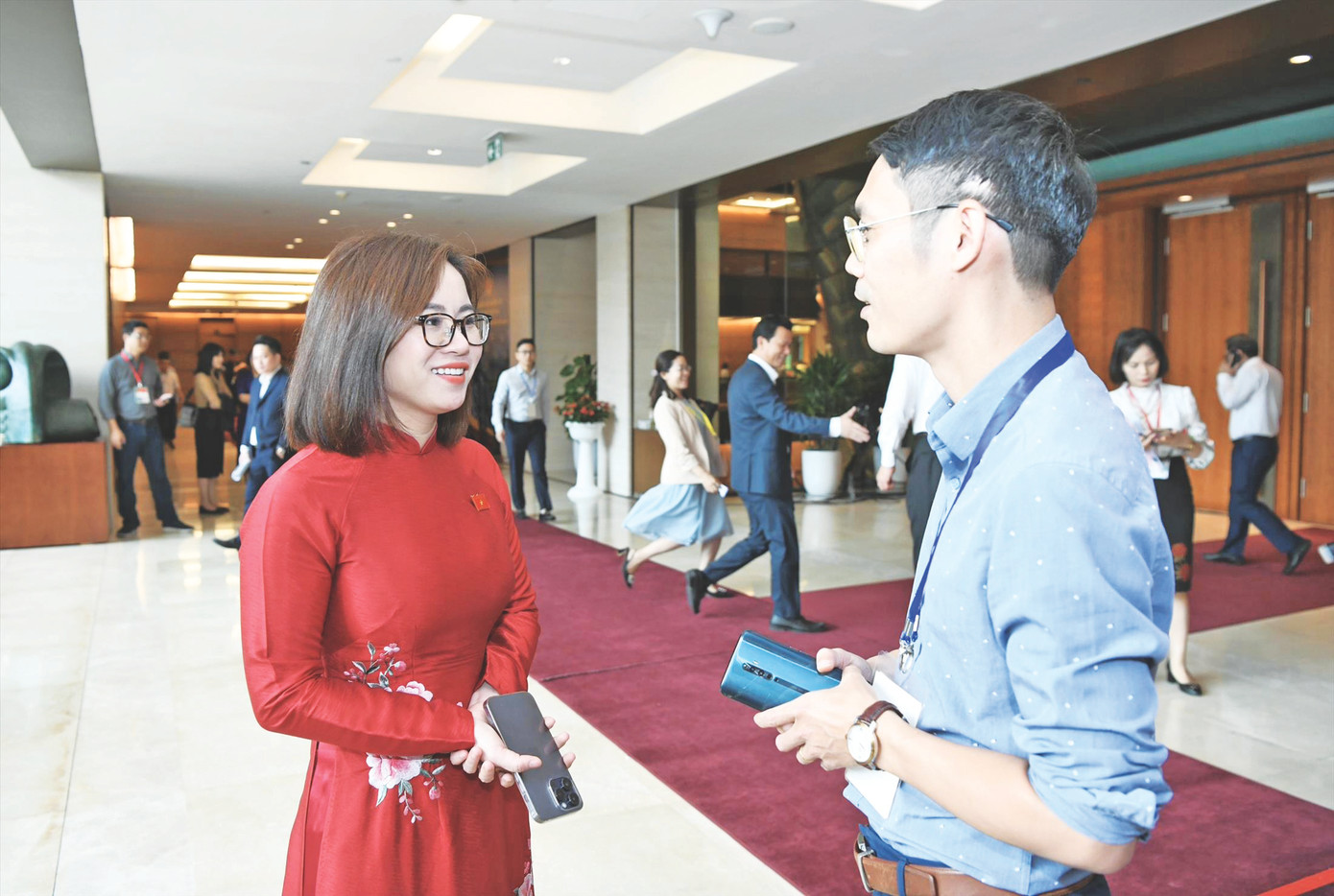 Phóng viên báo Tiền Phong cùng các cơ quan báo chí trao đổi với đại biểu bên lề kỳ họp Quốc hội. Ảnh: Như Ý