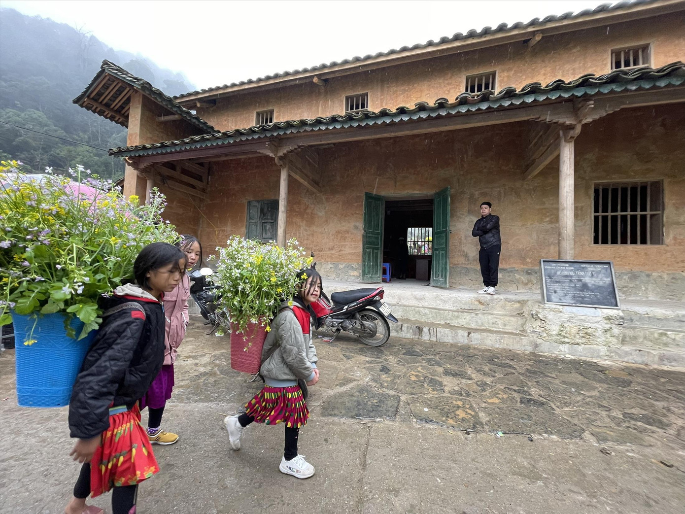 Nhà trình tường cùng “Nhà của Pao” trở thành điểm du lịch hấp dẫn du khách tại huyện Đồng Văn. Ảnh: Như Ý Nhà trình tường cùng “Nhà của Pao” trở thành điểm du lịch hấp dẫn du khách tại huyện Đồng Văn. Ảnh: Như Ý