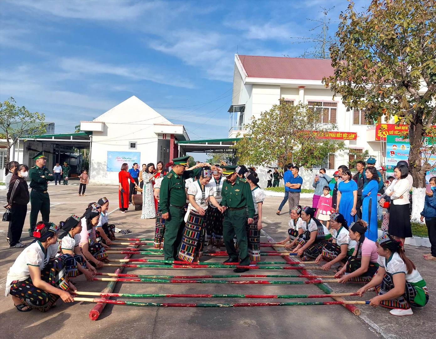 Bà con dân tộc Thái và bộ đội biên phòng nhảy sạp Bà con dân tộc Thái và bộ đội biên phòng nhảy sạp