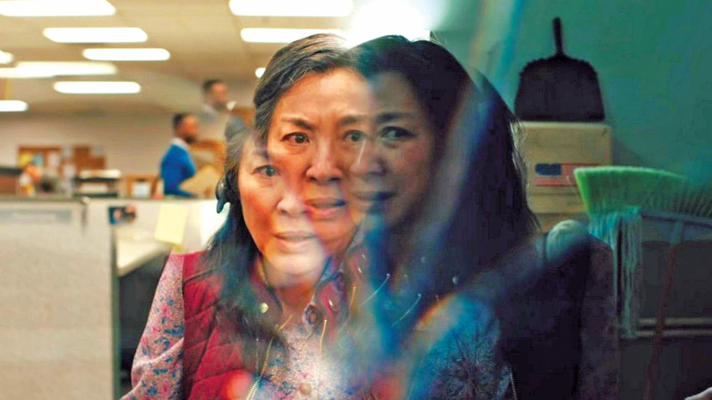 Evelyn Wang với đa vũ trụ trong Everything Everywhere All at Once