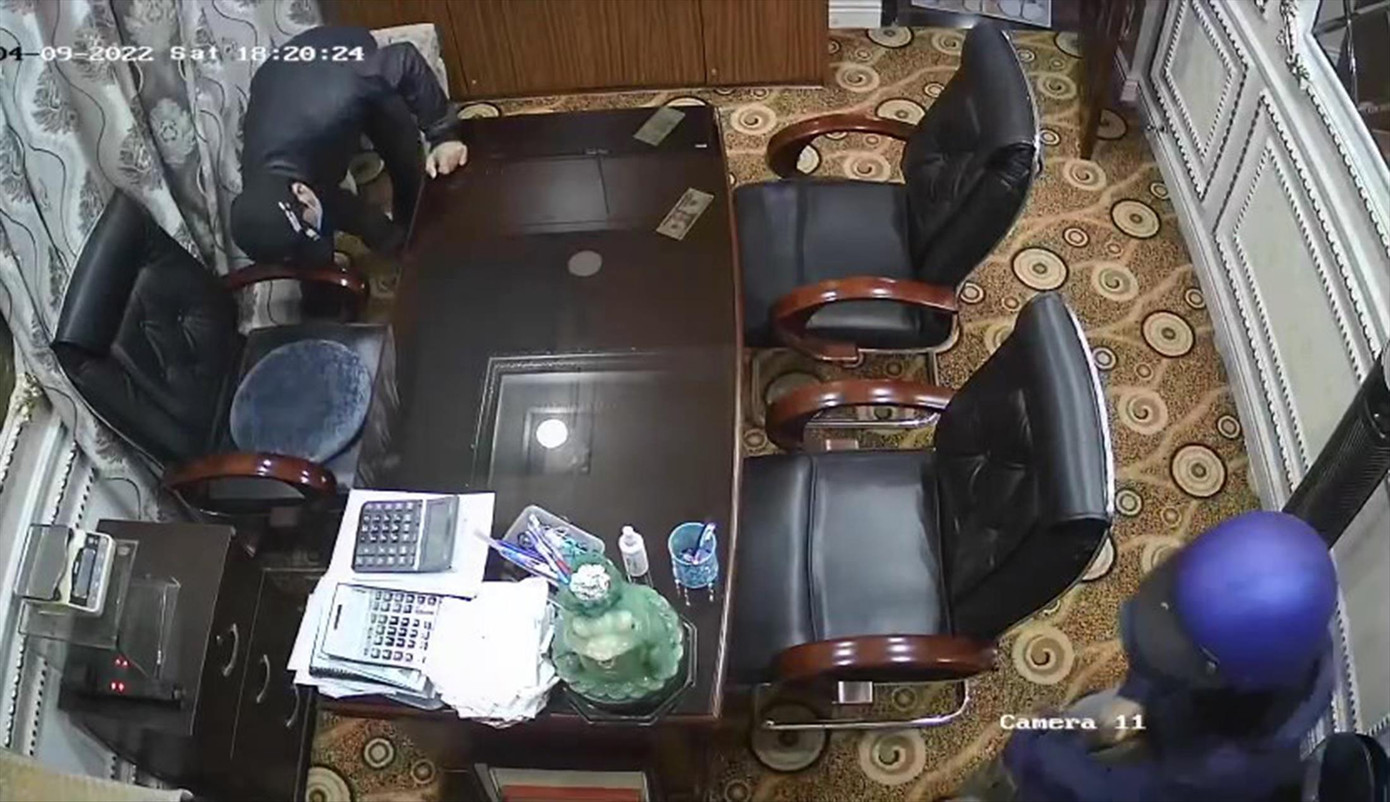 Hình ảnh hai đối tượng lục soát lấy đi tài sản hơn 2 tỷ đồng được camera ghi lại