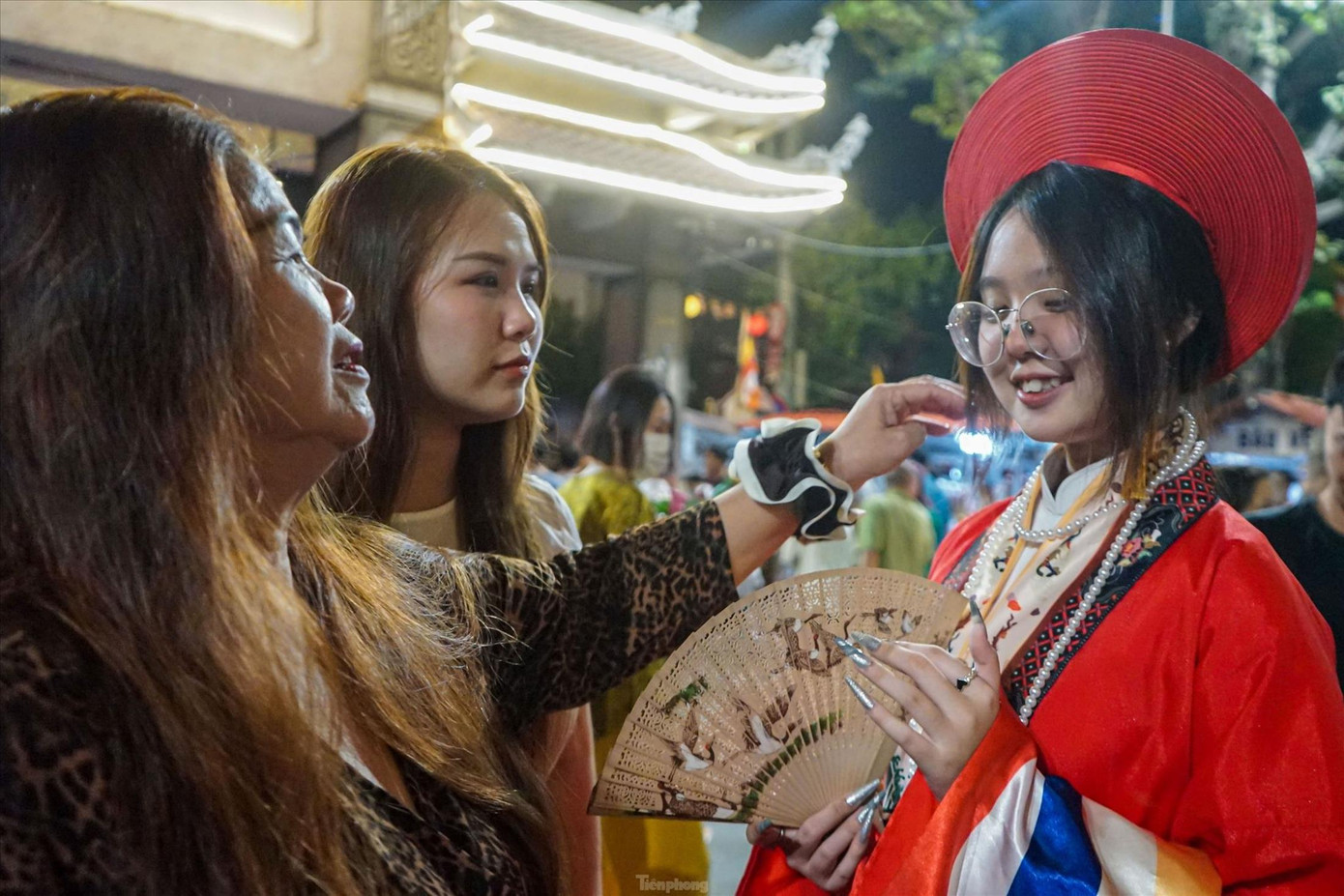 Du khách Trung Quốc tham quan chùa ở quận 5, TPHCM