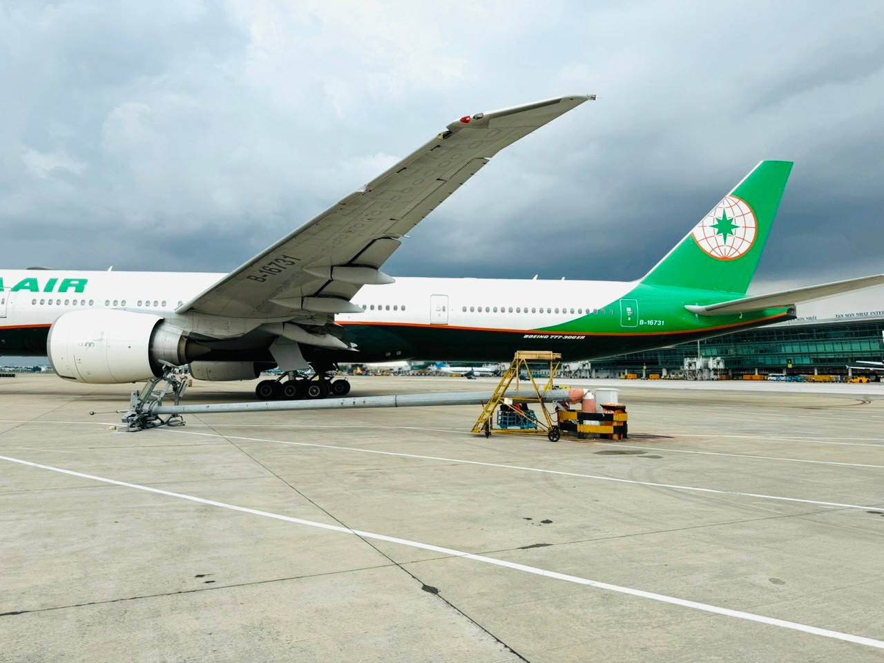 Chiếc máy bay của hãng Eva Air đâm hỏng cột đèn chiếu sáng và làm móp cánh trái máy bay. Ảnh: Cảng HKQT Tân Sơn Nhất.