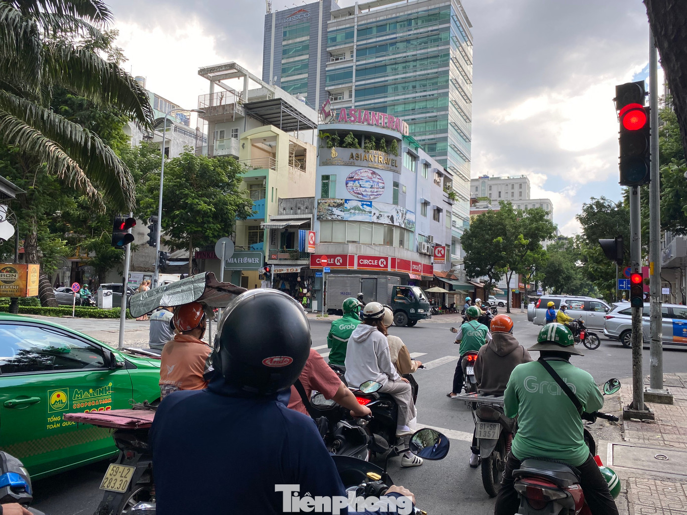 Giao lộ Nguyễn Đình Chiểu - Trương Định (quận 3) đang thí điểm bỏ đếm giây trên đèn tín hiệu giao thông. Ảnh: Hữu Huy Giao lộ Nguyễn Đình Chiểu - Trương Định (quận 3) đang thí điểm bỏ đếm giây trên đèn tín hiệu giao thông. Ảnh: Hữu Huy