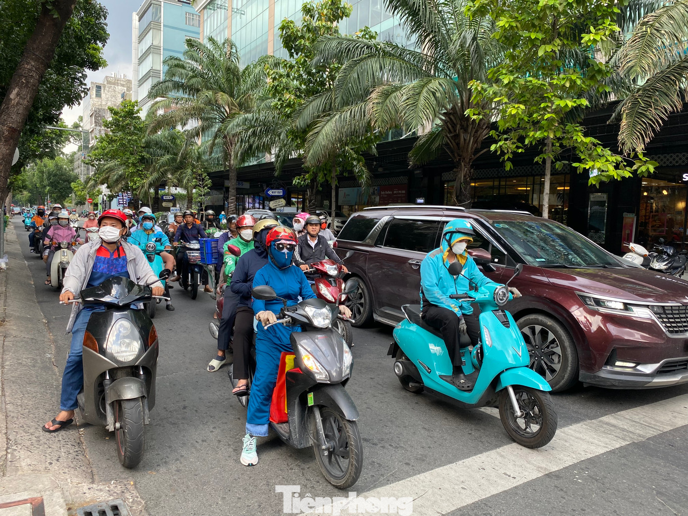 Người dân dừng xe, chờ đèn đỏ giao lộ Nguyễn Đình Chiểu - Trương Định (quận 3). Ảnh: Hữu Huy Người dân dừng xe, chờ đèn đỏ giao lộ Nguyễn Đình Chiểu - Trương Định (quận 3). Ảnh: Hữu Huy