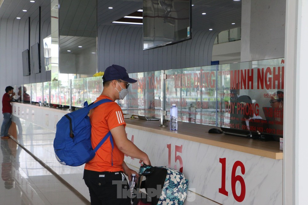 Hành khách mua vé tại Bến xe Miền Đông mới (TP Thủ Đức). Ảnh: Hữu Huy