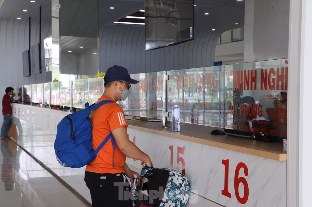 Hành khách mua vé tại Bến xe Miền Đông mới (TP Thủ Đức). Ảnh: Hữu Huy