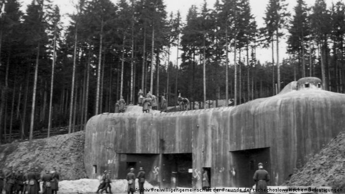 Quân Đức kiểm tra một công sự biên giới sau khi chiếm đóng Tiệp Khắc. Ảnh tư liệu.