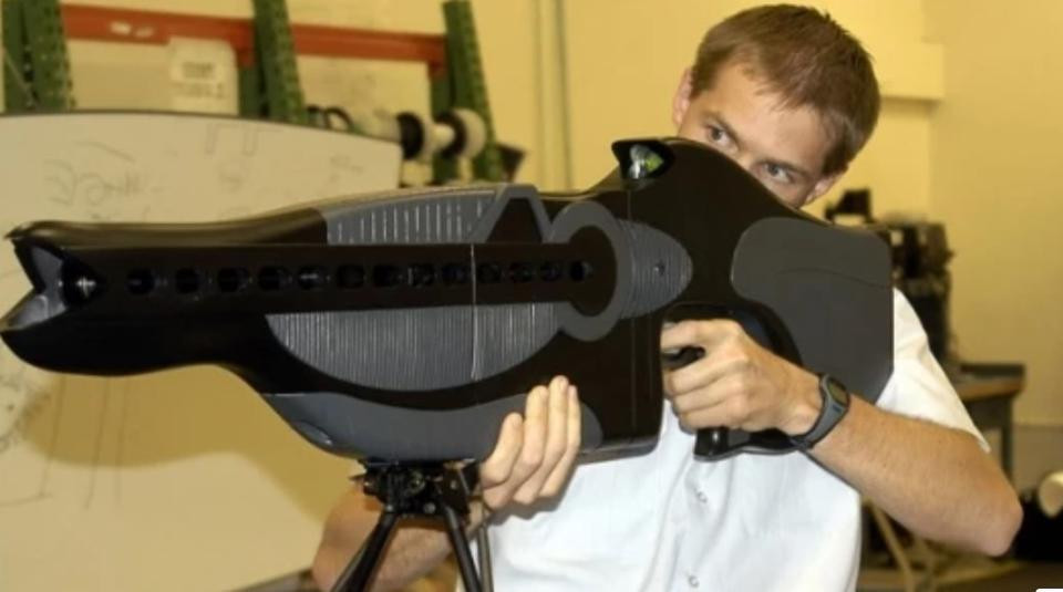 PHaSR là một loại vũ khí laser công suất thấp được phát triển vào những năm 2000, dành cho Không quân Mỹ. Loại vũ khí laser mới của Hải quân Mỹ sẽ mạnh hơn nhiều nhưng lại gọn nhẹ hơn. Ảnh: US Air Force. PHaSR là một loại vũ khí laser công suất thấp được phát triển vào những năm 2000, dành cho Không quân Mỹ. Loại vũ khí laser mới của Hải quân Mỹ sẽ mạnh hơn nhiều nhưng lại gọn nhẹ hơn. Ảnh: US Air Force.