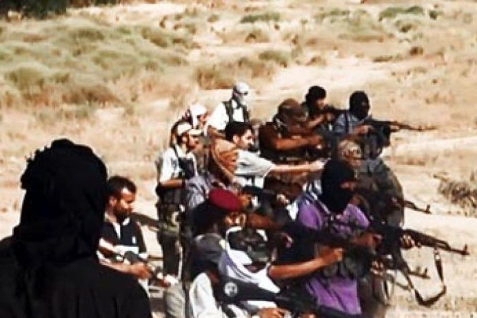 Các tay súng IS chuẩn bị hành quyết tù nhân Iraq hồi tháng 6/2014. Ảnh: Getty Images.