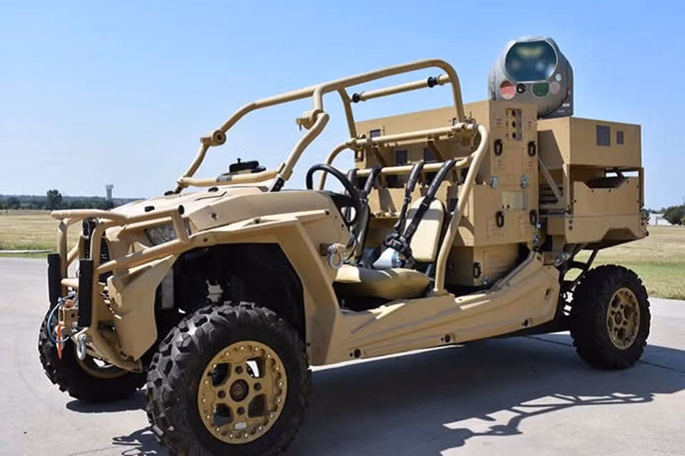 Loại vũ khí laser mới sẽ nhỏ gọn hơn HELWS của hãng Raytheon (được lắp trên xe tác chiến hạng nhẹ MRZR). Ảnh: Raytheon.